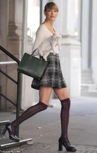 and skirts. Besides, the way of mixing knee socks with High heels Oxford gives her sweet style on Vintage.