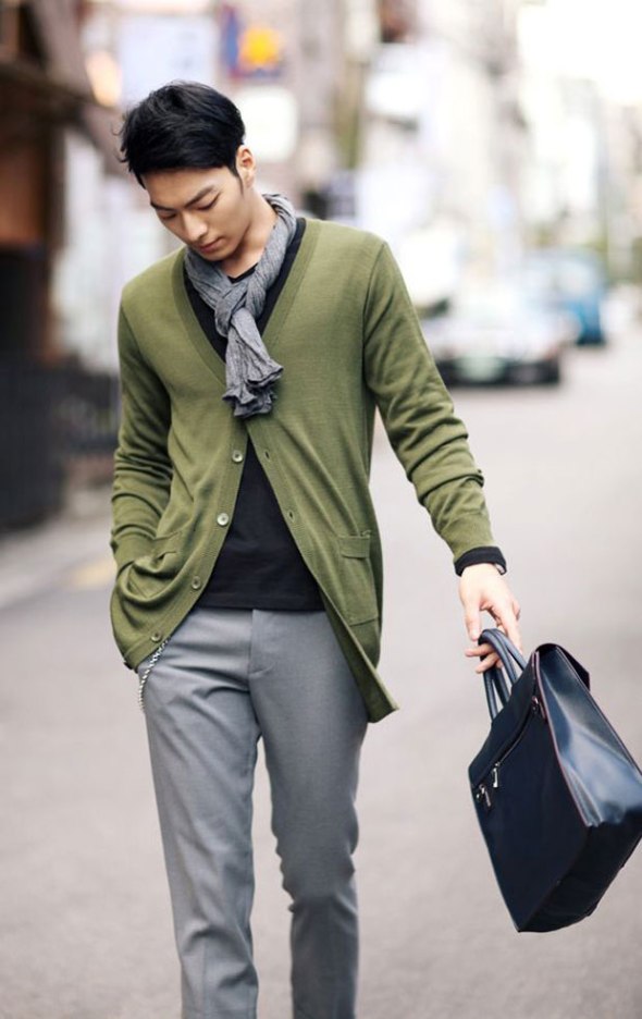The cardigan for Fall usually brings gentle beauty for both men and women. However, for men masculine elements still need to be the first when you choose clothes.